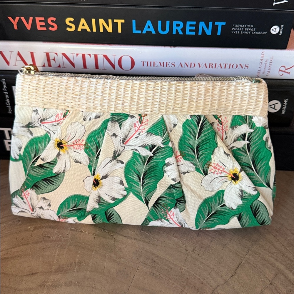 Estée Lauder Revitalizing Supreme + Clutch w Green Leaves and White Flowers